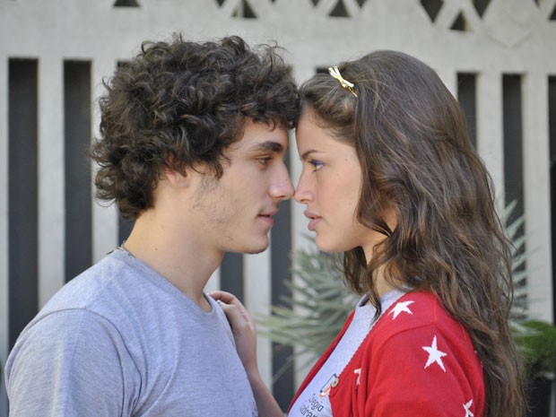 Ju faz doce, mas acaba aceitando pedido de namoro de Dinho (Foto: Malhação / Tv Globo)