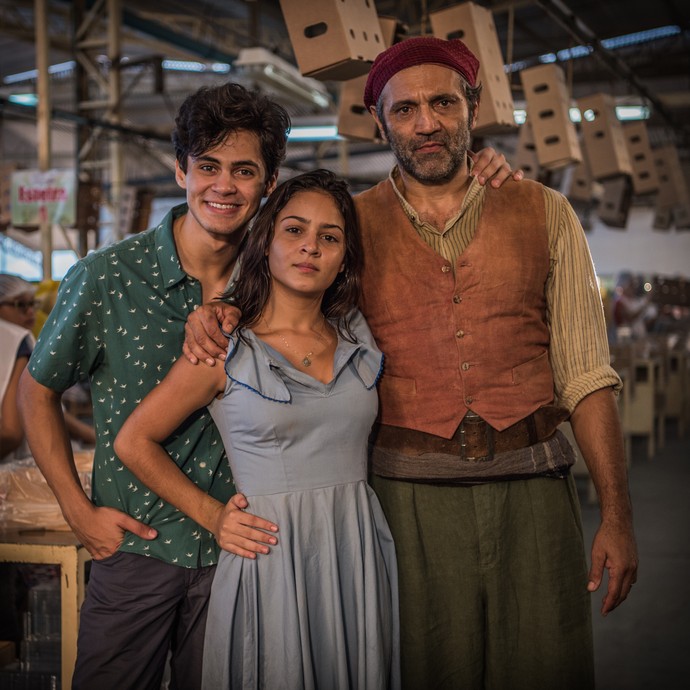 Lucas (Lucas Veloso), Santo (Domingos Montagner) e Olivia (Giullia Buscaio) (Foto: Globo/Caiuá Franco)