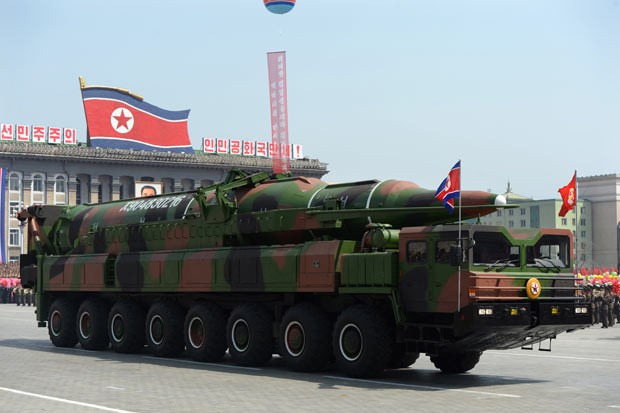 Imagem de 15 de abril de 2012 mostra veículo militar levando o que seria um míssil balístico de alcance intermediário do time Teapodong, de cerca de 20 metros, em parada em Pyongyang, a capital norte-coreana (Foto: AFP)