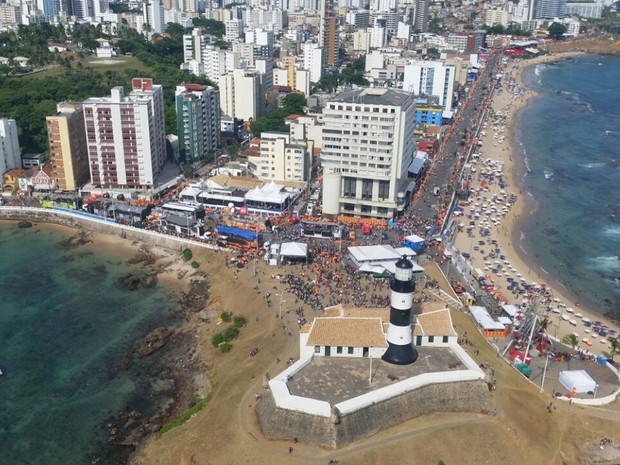 Visão aérea do Farol da Barra, no ínicio dos desfiles deste sábado no circuito Dodô (Foto: Genildo Lawinscky/TV Bahia)