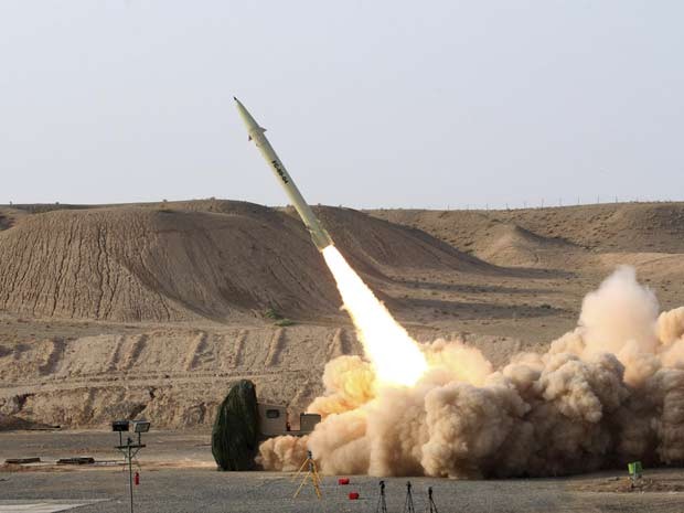 Foto liberada pelo ministério de Defesa iraniano mostra o que teria sido o lançamento do Fateh-110 (Foto: AP)