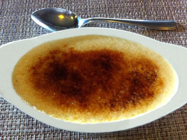 Crème brûlée: para quem não tem maçarico, o truque é usar uma colher quente, como ensina o chef do restaurante Camarão na Moranga (Foto: Divulgação)