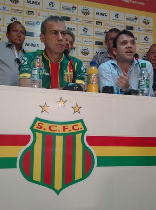 Pet ao lado de Sérgio Frota na coletiva de imprensa do Sampaio (Foto: Afonso Diniz / GloboEsporte.com)