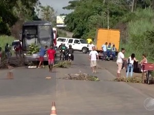Protesto de moradores após morte de criança atropelada na BR-415 (Foto: Reprodução/TV SantaCruz)