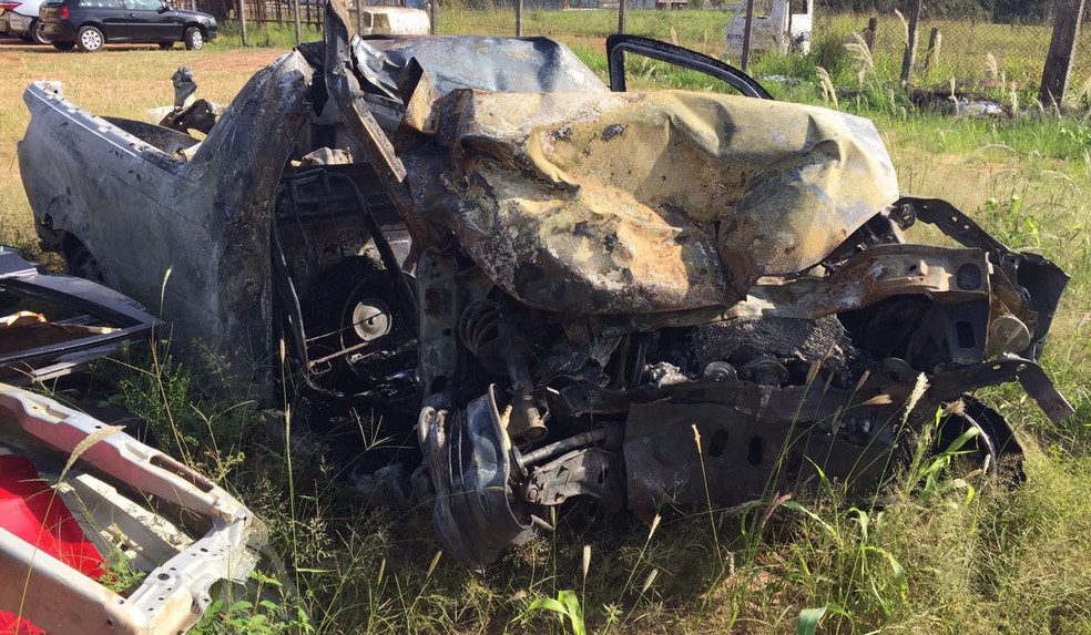 Passageiro, de 66 anos, não conseguiu deixar o carro e morreu no local (Foto: Claudinei Troiano/TV Fronteira)