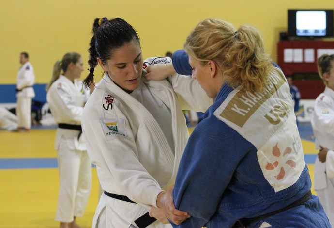 Mayra Aguiar e Kayla Harrisson treinamento judô saquarema (Foto: Raphael Andriolo)