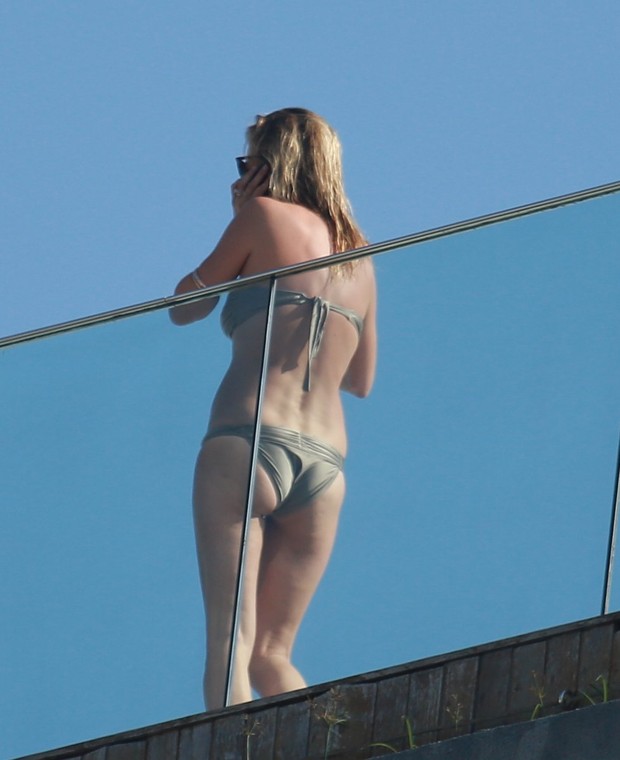 Kate Moss de biquíni em sacada de hotel no RJ (Foto: Dilson Silva / Agnews)