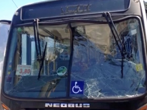 Vidro do ônibus ficou quebrado com força da onda (Foto: Reprodução / Globo)