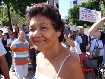 Irmã de Dominguinhos veio do Rio de Janeiro para a despedida (Foto: Katherine Coutinho/G1)