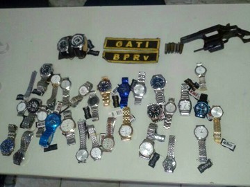 Dupla roubou 31 relógios de uma joalheria do centro de Goiana (Foto: Divulgação/BPRv)
