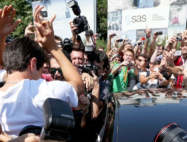 Kaká chegada Milan (Foto: AP)