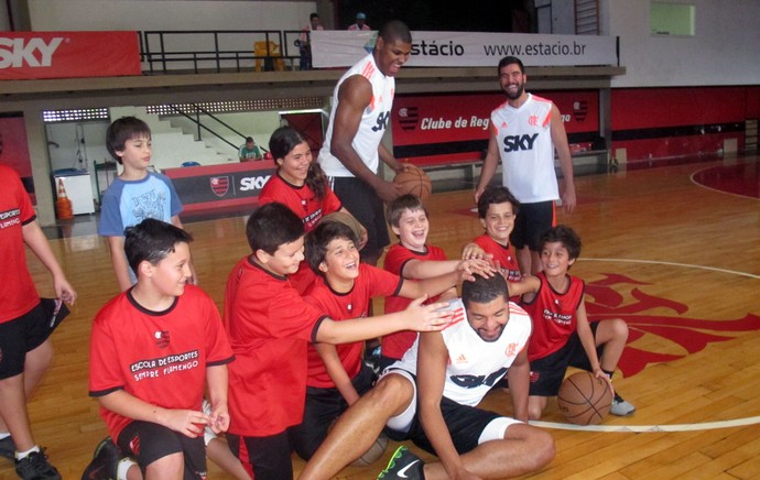 Jogadores flamengo basquete crianças escolinha (Foto: Amanda Kestelman) Jogadores flamengo basquete crianças escolinha (Foto: Amanda Kestelman)