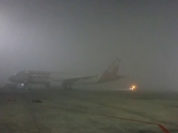 Galeão ficou coberto pelo nevoeiro por volta das 5h (Foto: Reprodução/TV Globo)