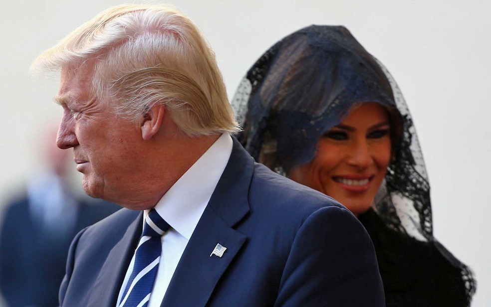 Donald Trump e sua mulher, Melania, que usou um vestido e véu negros (Foto: Alessandro Bianchi / Reuters)