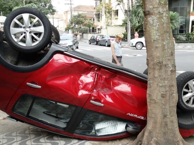 G1 Carro Capota E Bate Em árvore Após Colidir Com Veículo Em Santos