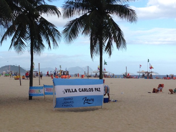 Argentinos demarcam território na areia da praia (Foto: Káthia Mello/G1) Argentinos demarcam território na areia da praia (Foto: Káthia Mello/G1)