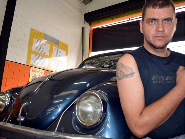 O Fusca tatuado no braço do mecânico Alexandre Rodrigues da Silva, de Indaiatuba-SP (Foto: Luciano Calafiori/G1 Campinas)