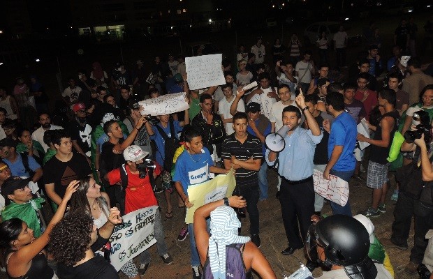 G1 Grupo de manifestantes protesta em frente à sede da TV Anhanguera