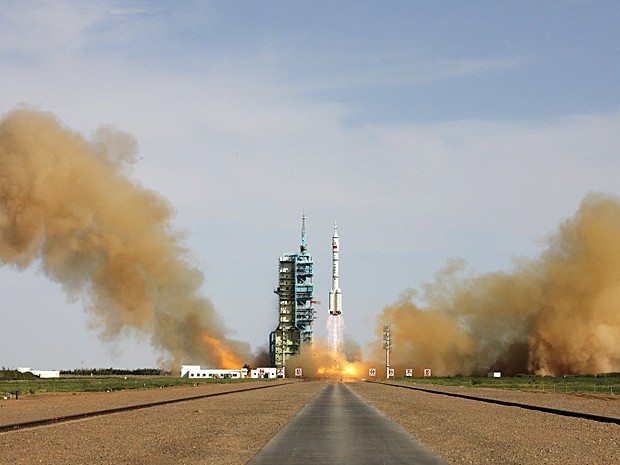 Foguete Longa Marcha 2-F levou o módulo Shenzhou-10 ao espaço com os astronautas Nie Haisheng, Zhang Xiaoguang e Wang Yaping (Foto: Reuters) Foguete Longa Marcha 2-F levou o módulo Shenzhou-10 ao espaço com os astronautas Nie Haisheng, Zhang Xiaoguang e Wang Yaping (Foto: Reuters)