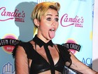 Miley Cyrus recebe prêmio com visual ousado