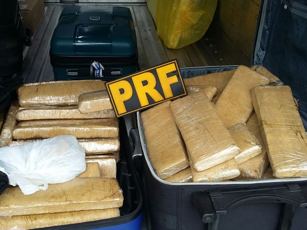 Drogas foram encontradas em bagageiro de ônibus (Foto: Divulgação/Polícia Rodoviária Federal)