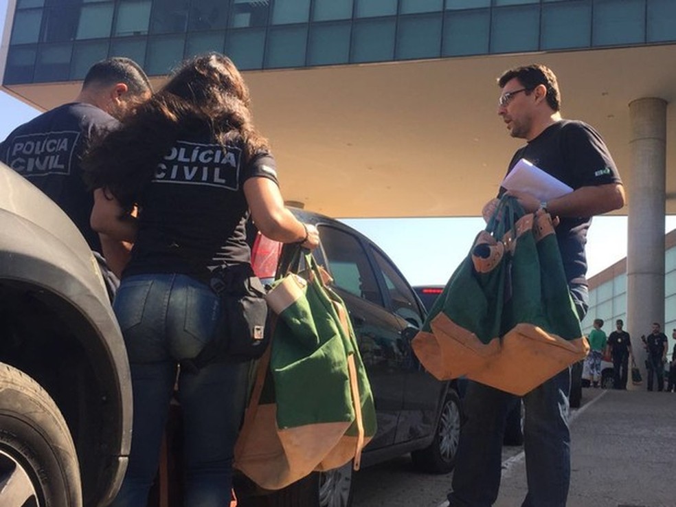 Policiais civis deixam Câmara Legislativa com computadores e documentos apreendidos em gabinetes de parlamentares (Foto: Alexandre Bastos/G1)
