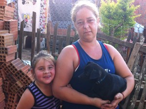 Tia é dona do cachorro que salvou Ana Karolina em incêndio (Foto: Giulia Perachi/RBS TV)