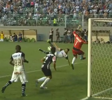 Gol de voleio, Lucas Corinthians (Foto: reprodução/vídeo) Gol de voleio, Lucas Corinthians (Foto: reprodução/vídeo)