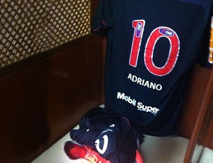 camisa Adriano vestiário Flamengo (Foto: Reprodução / Twitter)
