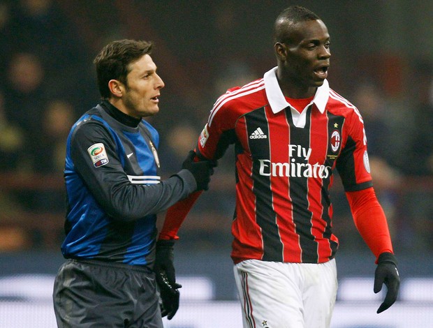 Zanetti discute com Balotelli, Inter de Milão x Milan (Foto: Reutes)