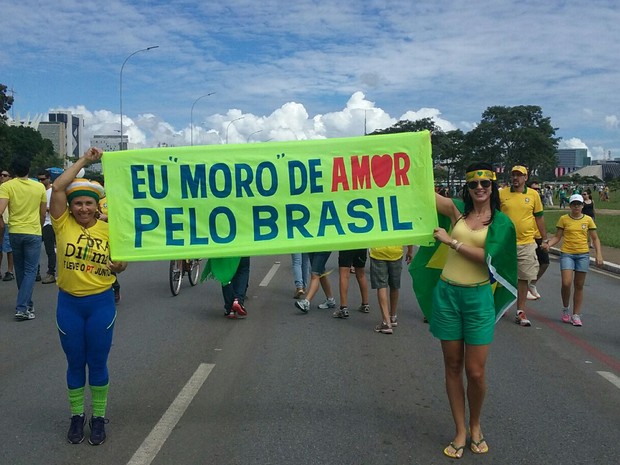 Manifestantes exibem faixa de apoio ao juiz federal Sérgio Moro no protesto de Brasília (Foto: Matheus Rodrigues / G1) Manifestantes exibem faixa de apoio ao juiz federal Sérgio Moro no protesto de Brasília (Foto: Matheus Rodrigues / G1)