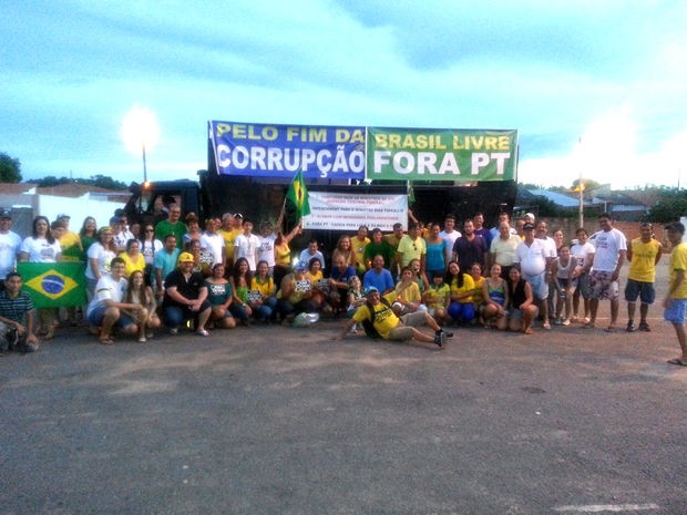 Protesto na regiÃ£o do Pantanal reuniu 300 pessoas na Ponte Marechal Rondon, na BR-174 (Foto: JoÃ£o Batista/ Arquivo Pessoal)