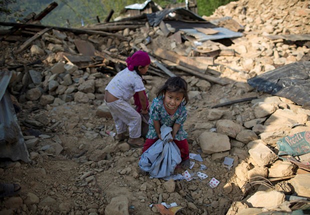 Crianças são vistas em meio a escombros de terremoto em vila em Sindhupalchowk, no Nepal, neste sábado (2) (Foto: Danish Siddiqui/Reuters)