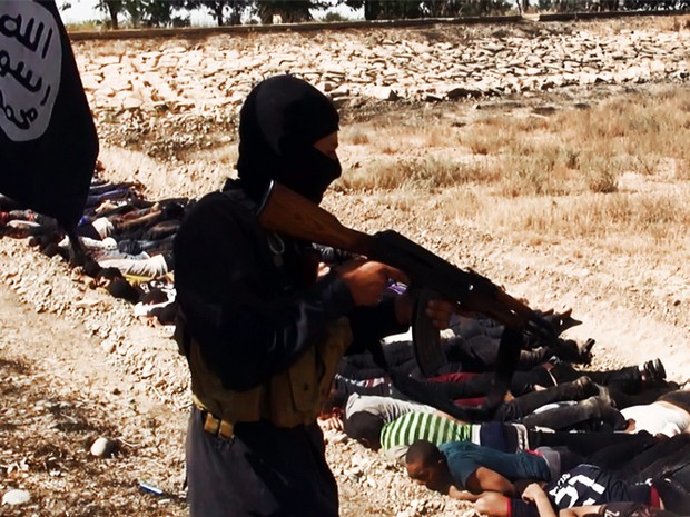 Uma imagem enviada em 14 junho de 2014 no site jihadista Welayat Salahuddin supostamente mostra militantes do Estado Islâmico do Iraque e do Levante (ISIL) durante uma execução de dezenas de membros das forças de segurança iraquianas capturados (Foto: AFP Photo/HO/Welayat Salahuddin)
