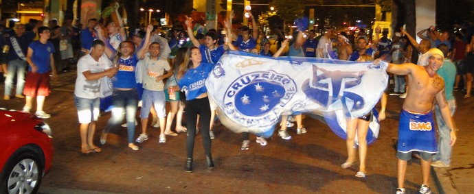 Festa da torcida do Cruzeiro na praça Sete (Foto: Fernando Martins)