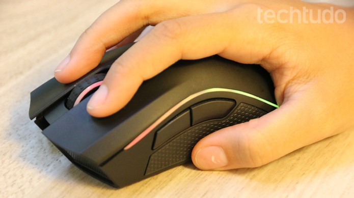 Um mouse muito grande em uma mão pequena pode provocar lesões (Foto: Caio Bersot/TechTudo) Um mouse muito grande em uma mão pequena pode provocar lesões (Foto: Caio Bersot/TechTudo)