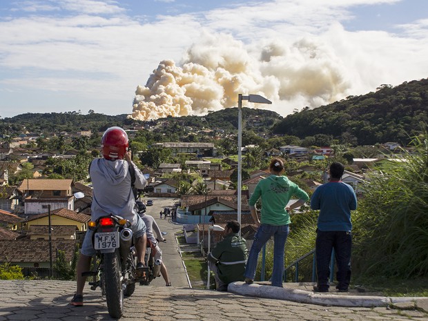 Incêndio já dura mais de 36 horas em São Francisco do Sul (Foto: Kleber Silva/VC no G1)