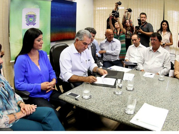 Azambuja anunciou percentual de aumento do salários dos professores (Foto: Chico Ribeiro/ Assecom)