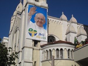 A Igreja Nossa Senhora da Paz, em Ipanema, Zona Sul do Rio, expõe um banner do Papa Francisco desde quarta-feira (8). O pontífice visitará a "Cidade Maravilhosa" em Julho, na Jornada Mundial da Juventude.  (Foto: Marcelo Elizardo/ G1)