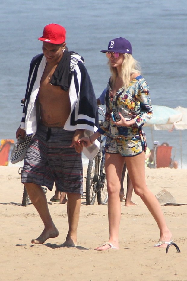 Barbara Evans e Paolo Guerrero namoram em praia no RJ GALERIA (Foto: Rodrigo dos Anjos/AgNews)