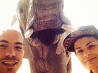 Di Ferrero e Isabelli Fontana posam com elefante