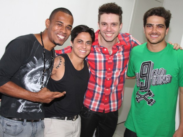 Thammy Miranda com integrantes da banda Nóizz em bastidores de show no Rio (Foto: Magrão Fotógrafo/ Divulgação)