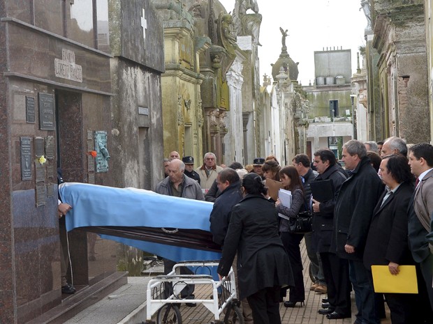 Os restos mortais de Juan Manuel Fangio são retirados de seu túmulo no cemitério de Balcarce, na sexta (7) (Foto: Reuters/Federico Pandolfi) Os restos mortais de Juan Manuel Fangio são retirados de seu túmulo no cemitério de Balcarce, na sexta (7) (Foto: Reuters/Federico Pandolfi)