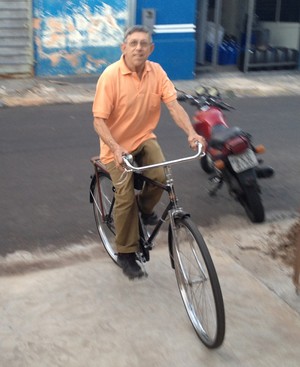 Para provar que as bicicletas funcionam, Jimenez deu uma volta em frente a sua casa (Foto: Mateus Tarifa / GloboEsporte.com) Para provar que as bicicletas funcionam, Jimenez deu uma volta em frente a sua casa (Foto: Mateus Tarifa / GloboEsporte.com)