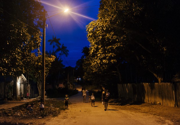 A comunidade começa a se recolher quando a noite cai  (Foto: Filipe Redondo/ÉPOCA)