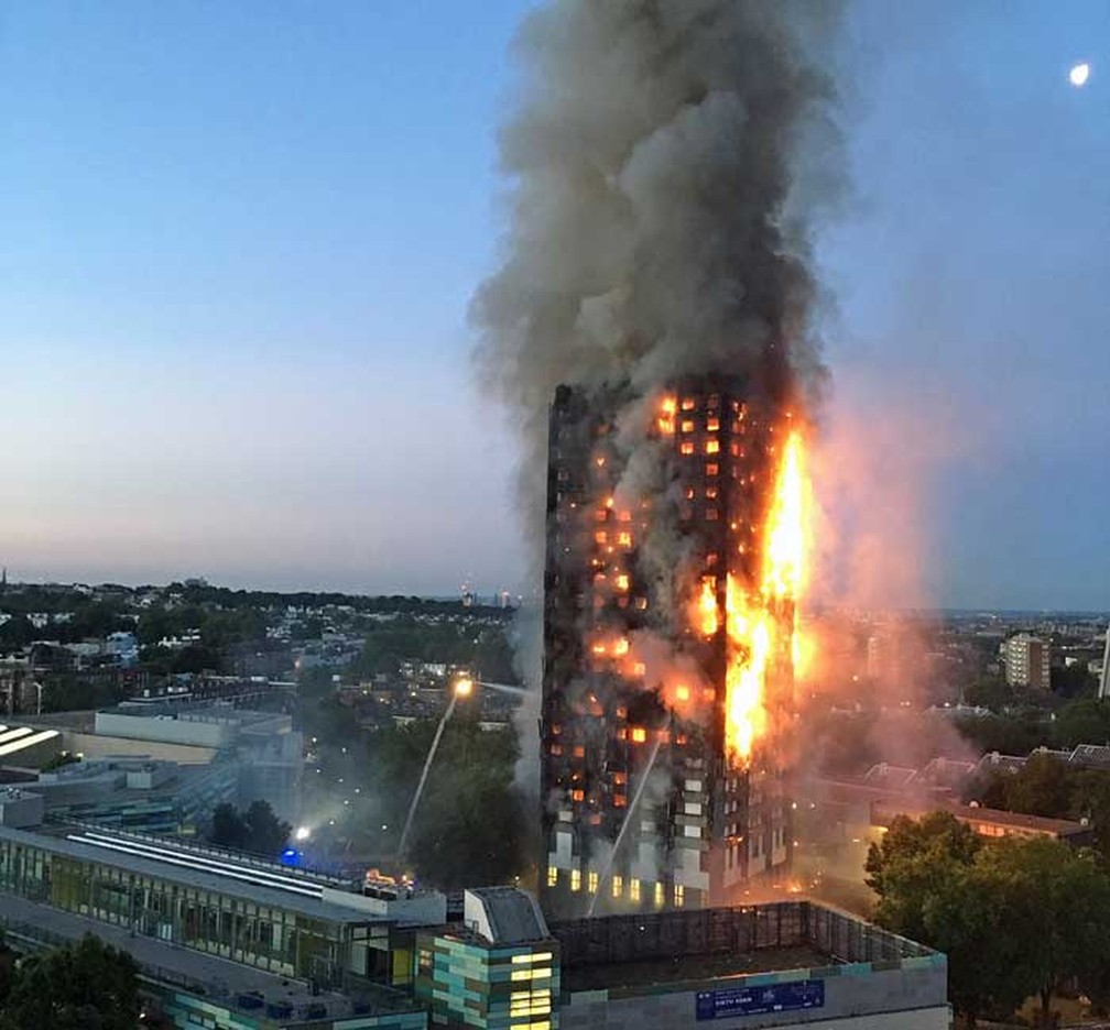 Imagem feita por uma moradora da região mostra prédio em chamas (Foto: Natalie Oxford / AFP Photo)