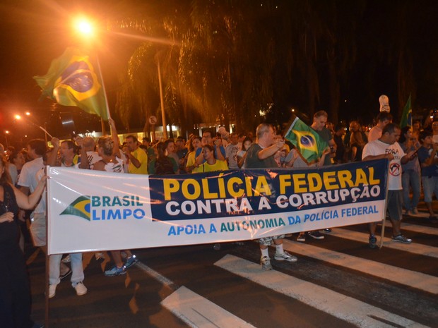 Manifestantes de Ribeirão Preto pediram independência da Polícia Federal nas investigações (Foto: Rodolfo Tiengo/G1)