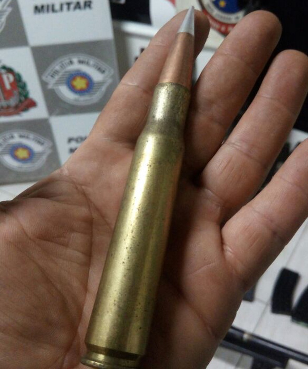 Armas, drogas e muni&ccedil;&otilde;es estavam em um fundo falso de um caminh&atilde;o (Foto: Pol&iacute;cia Militar/Cedida)