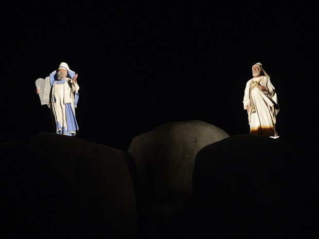 Ricardo Mourão e Ednaldo Lucena abrem o espetáculo dando vida a Moisés e Elias, anunciando a vinda de Jesus. (Foto: Katherine Coutinho / G1)