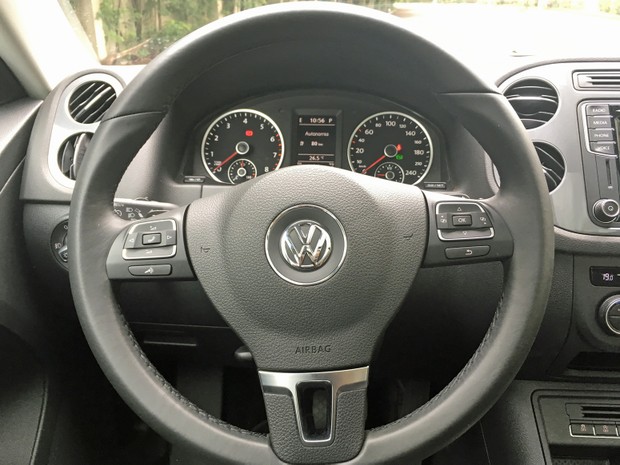 Volante do Tiguan não é o mais atual entre os carros da Volkswagen (Foto: André Paixão/G1) Volante do Tiguan não é o mais atual entre os carros da Volkswagen (Foto: André Paixão/G1)